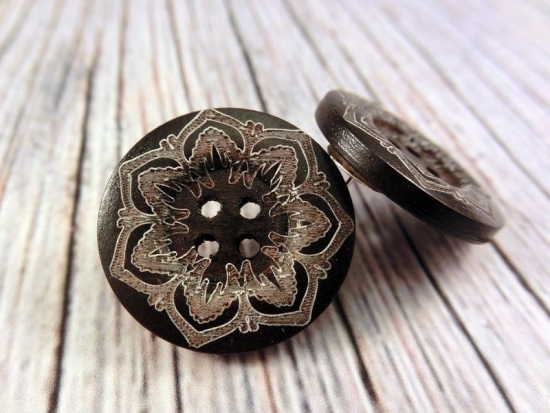 Preview: Schwarze Holzknopf Ohrstecker Button Blumengravur